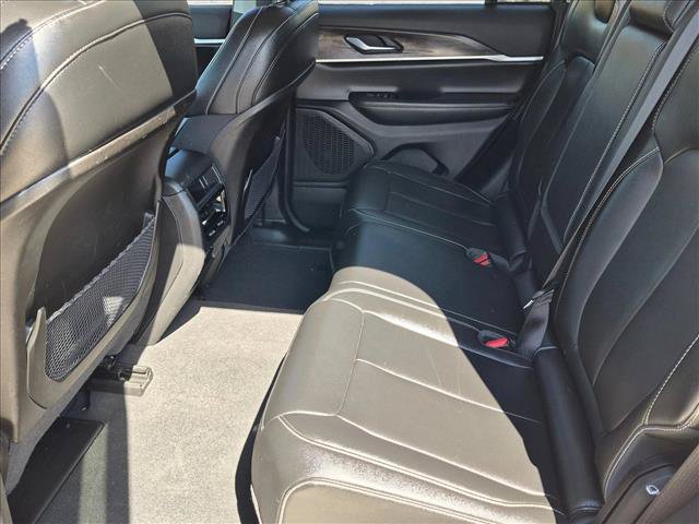 Used 2023 Jeep Grand Cherokee Limited w/ Black Appearance Package AWD/4WD image 18