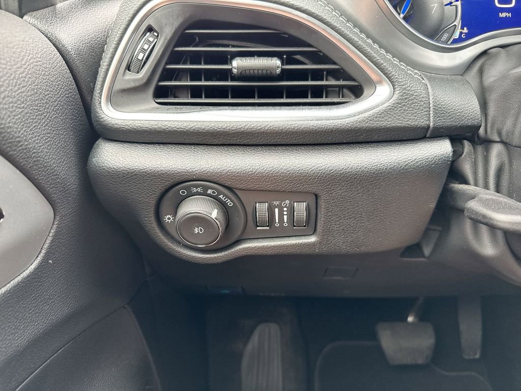 Used 2025 Chrysler Pacifica Limited image 19