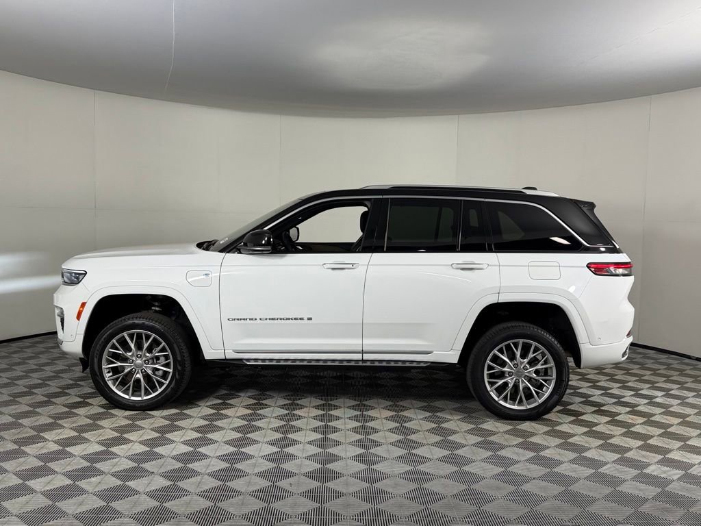 Used 2023 Jeep Grand Cherokee Summit w/ Advanced Protech Group IV AWD/4WD image 11