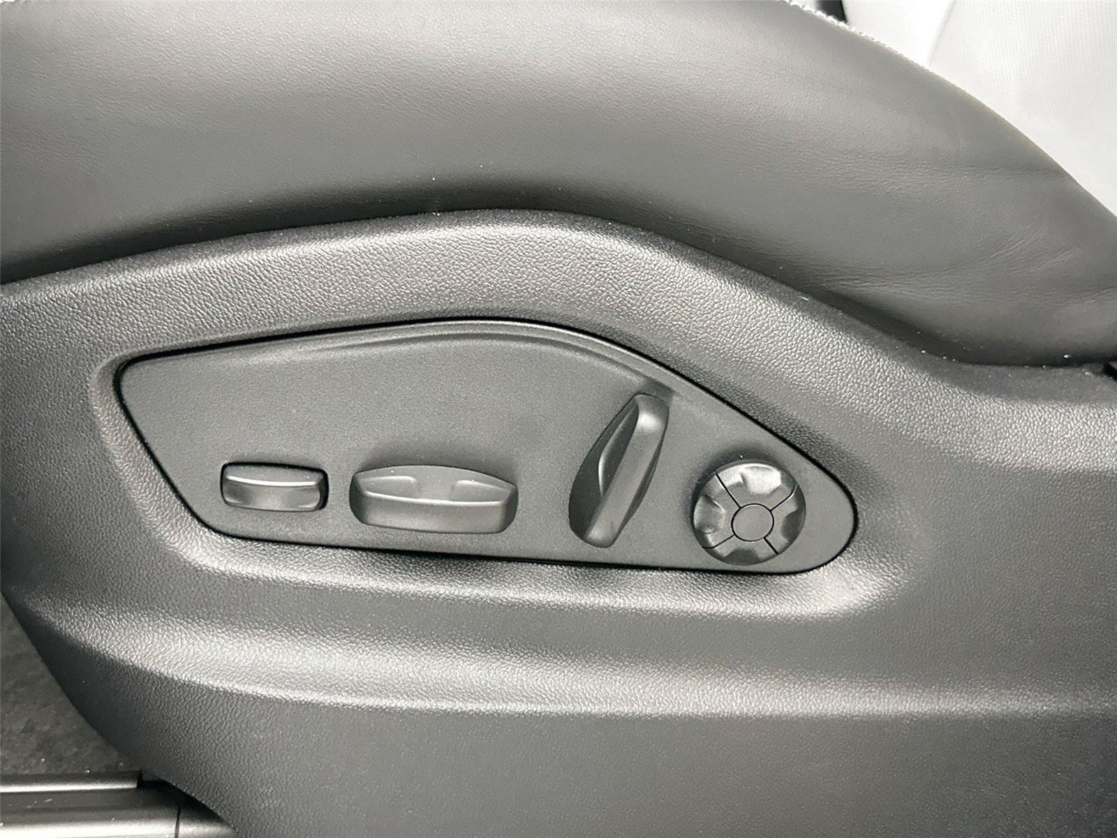 Certified 2026 Porsche Cayenne Coupe AWD/4WD image 32