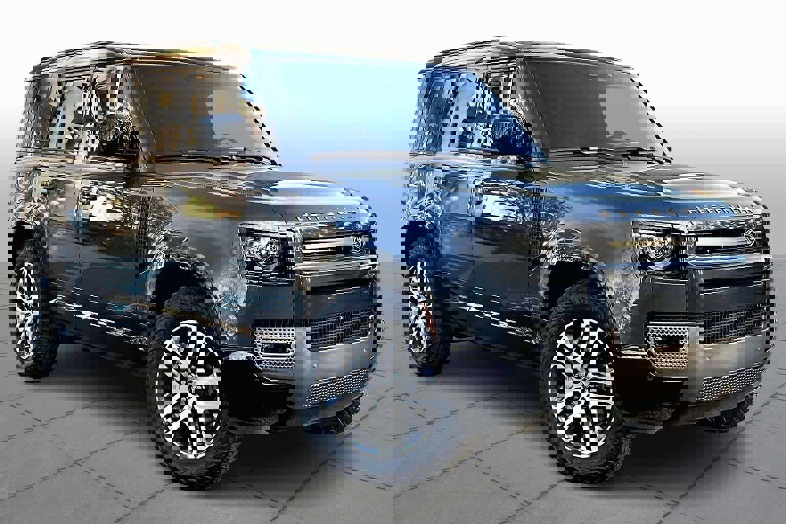 Used 2025 Land Rover Defender 110 X-Dynamic SE image 3