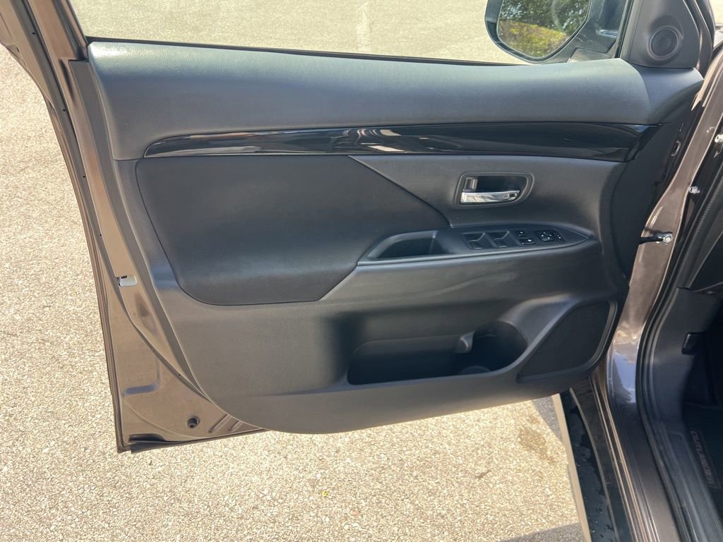 Used 2017 Mitsubishi Outlander SE image 25