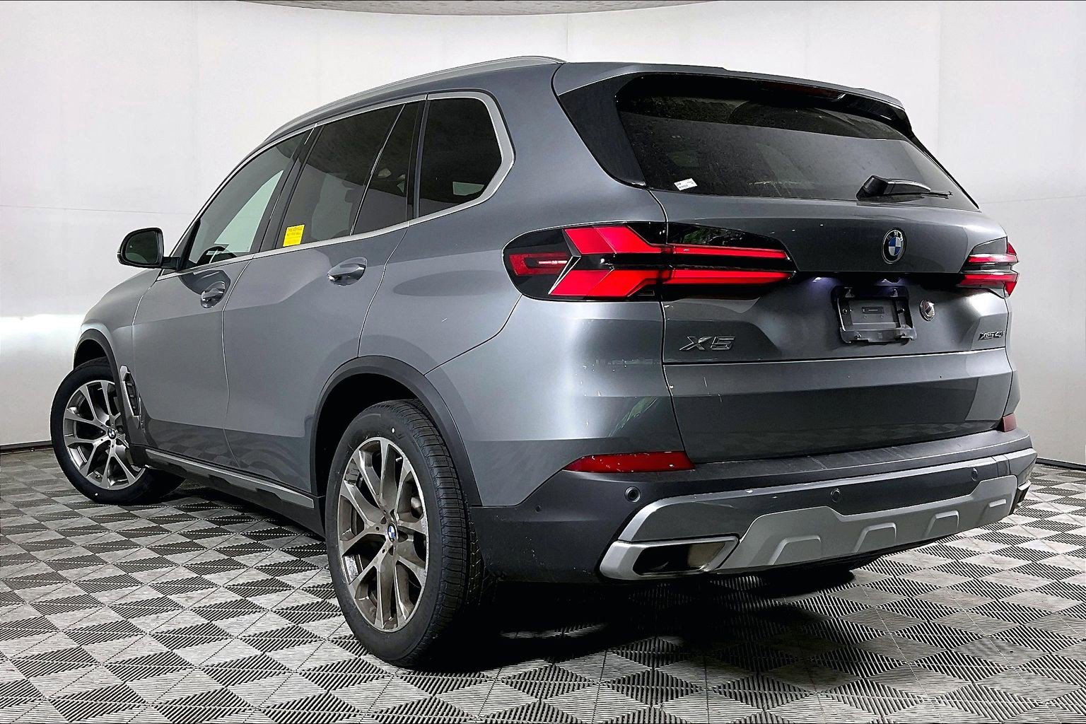 Certified 2024 BMW X5 xDrive40i w/ Premium Package AWD/4WD image 4
