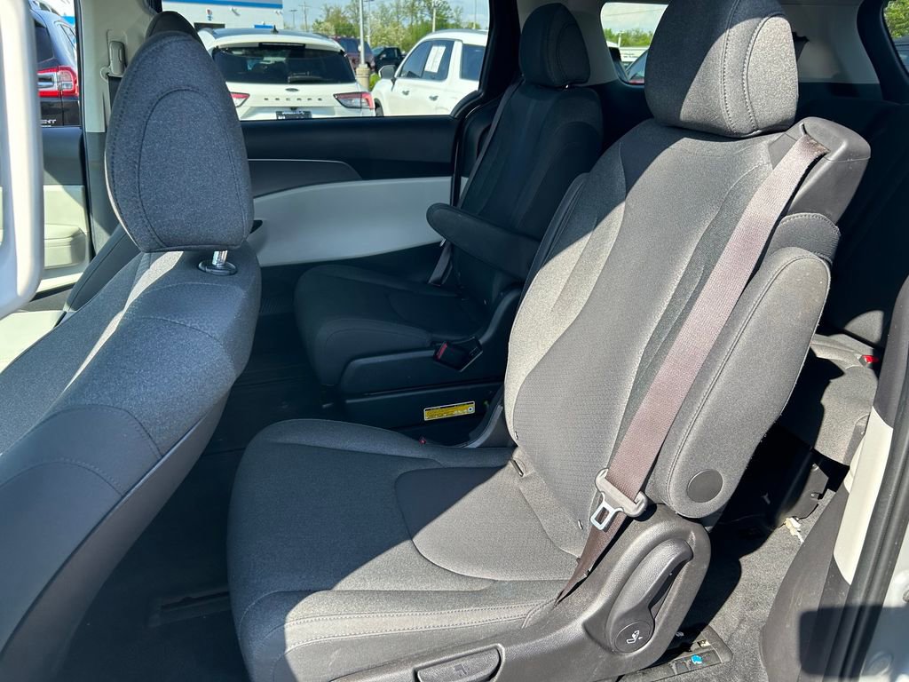 Used 2023 Kia Carnival LX FWD image 22