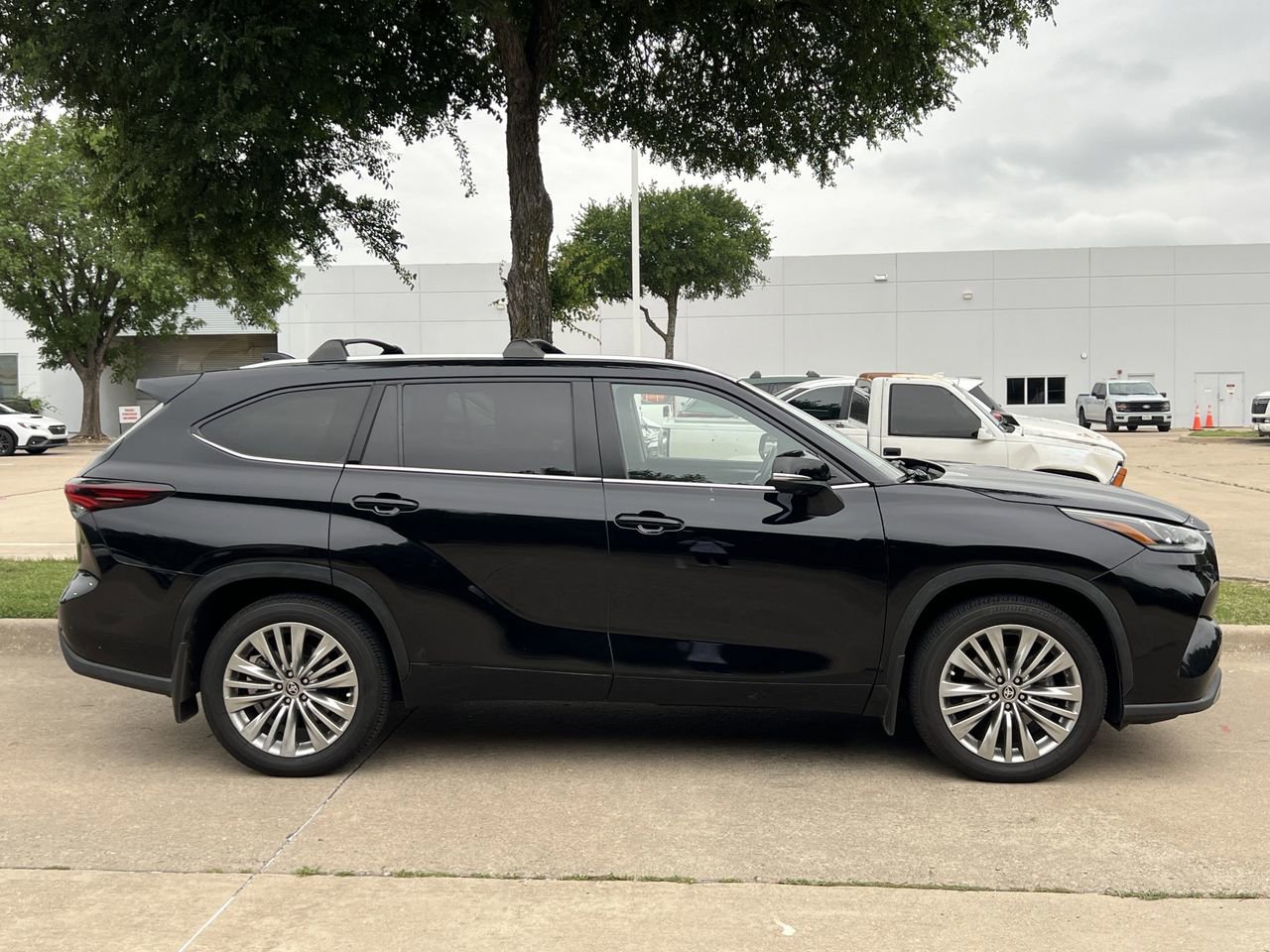 Used 2024 Toyota Highlander Platinum AWD/4WD image 3