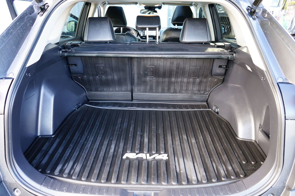 Used 2021 Toyota RAV4 XLE Premium image 22