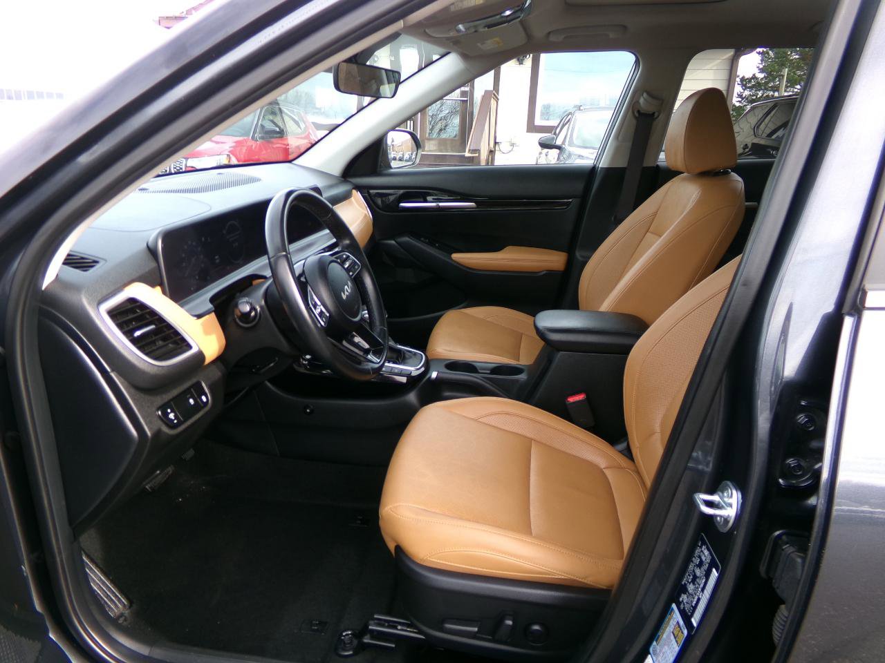Used 2024 Kia Seltos EX image 12
