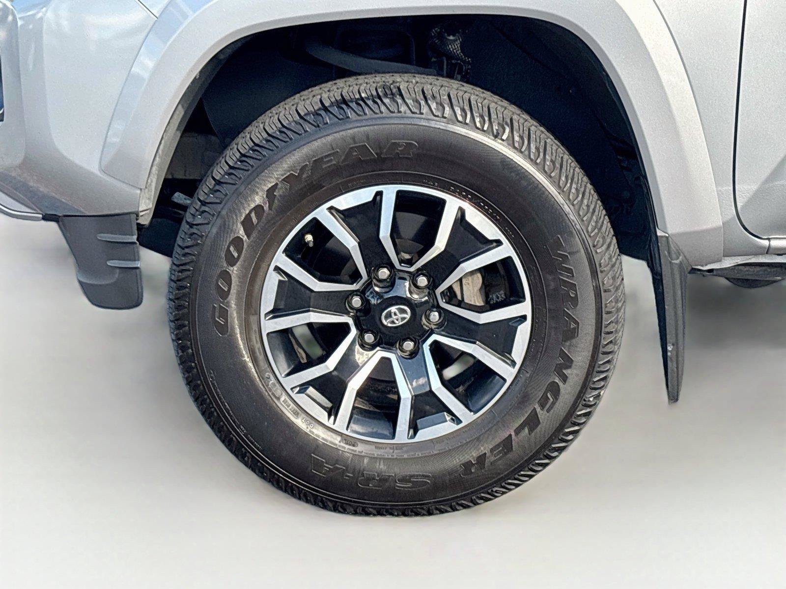 Used 2020 Toyota Tacoma TRD Sport w/ TRD Premium Sport Package AWD/4WD image 36