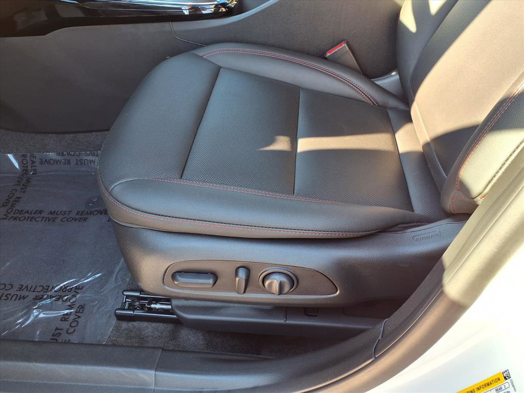 Used 2025 Chevrolet Trax RS w/ Sunroof Package image 22
