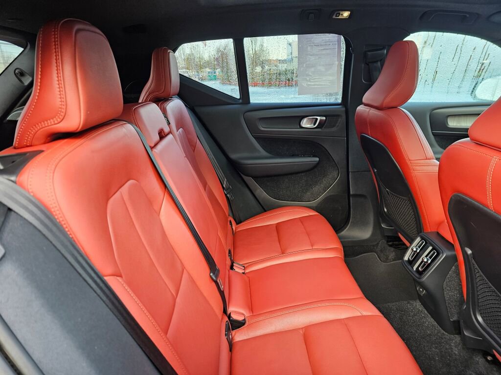 Used 2019 Volvo XC40 T4 Inscription image 15