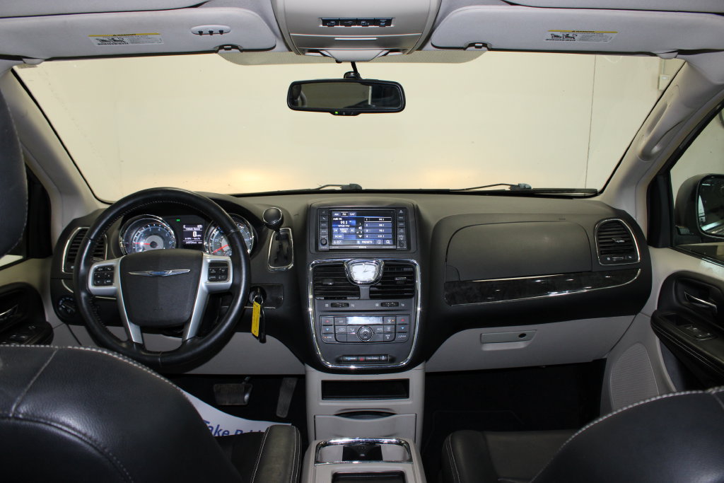 Used 2014 Chrysler Town & Country Touring FWD image 12