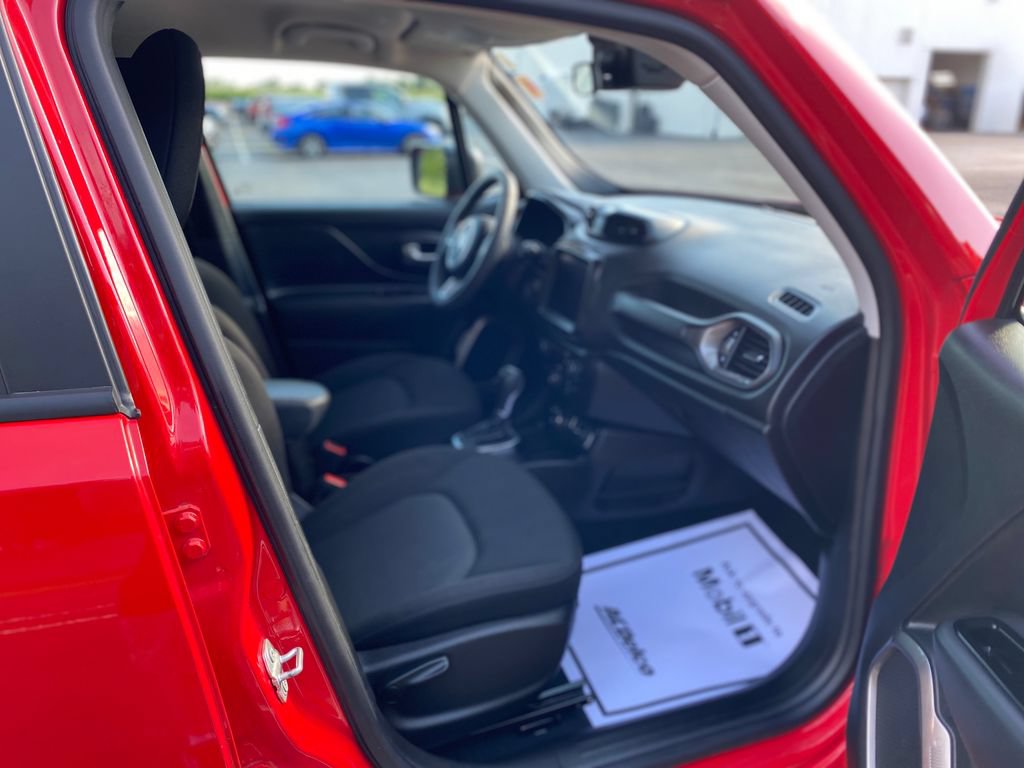Used 2023 Jeep Renegade Latitude AWD/4WD image 12