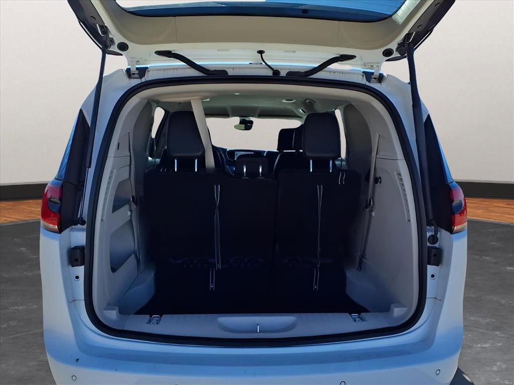 Used 2024 Chrysler Pacifica Touring-L image 15