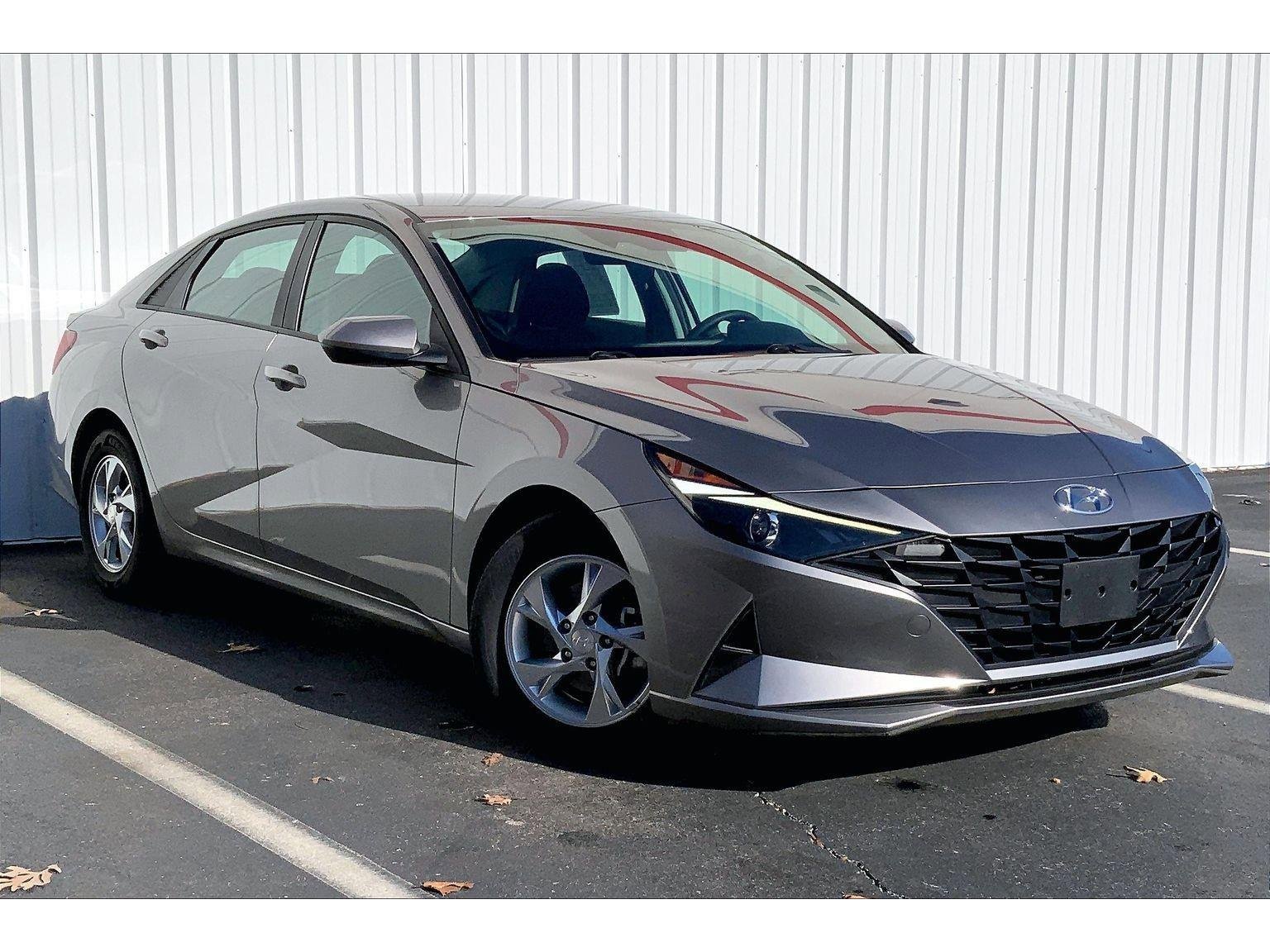 Used 2022 Hyundai Elantra SE w/ Cargo Package image 2