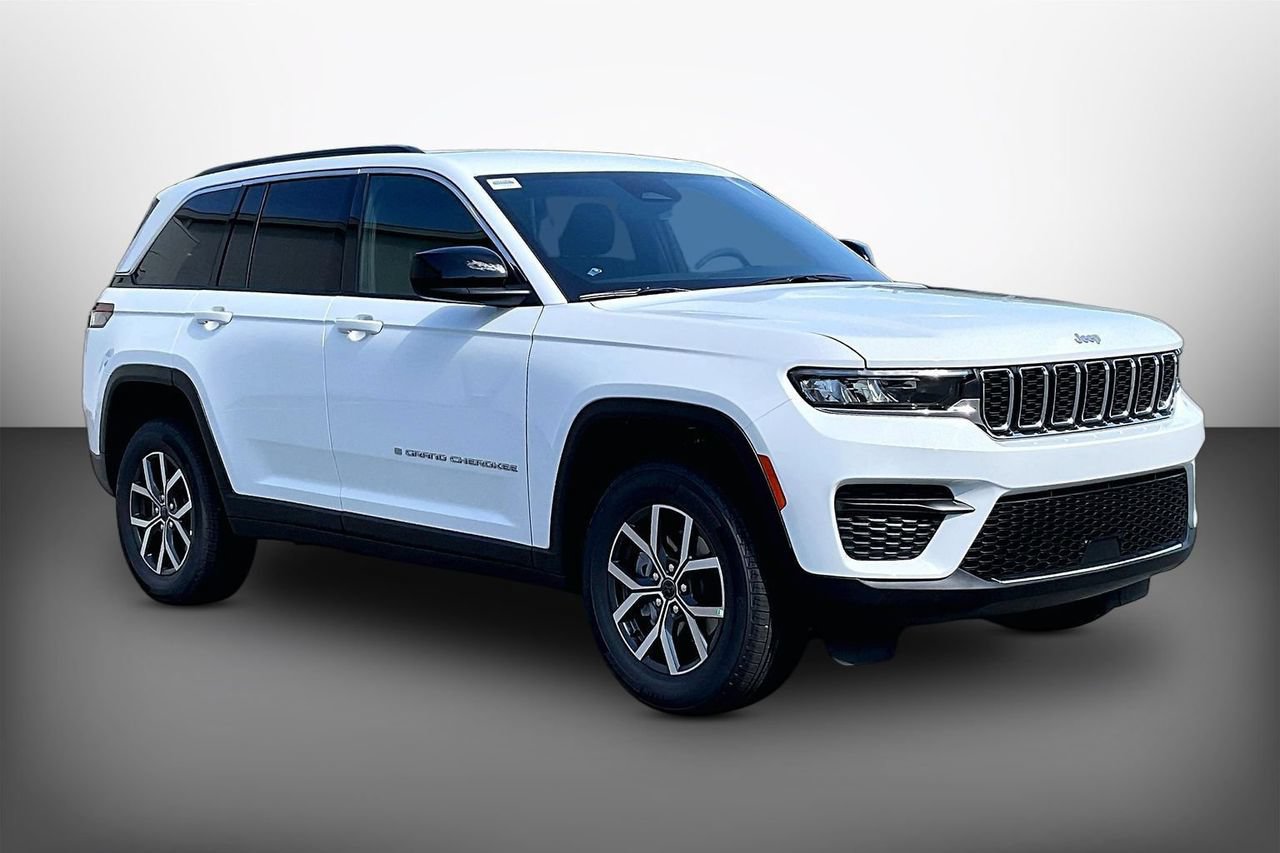 New 2027 Jeep Grand Cherokee Laredo RWD image 1