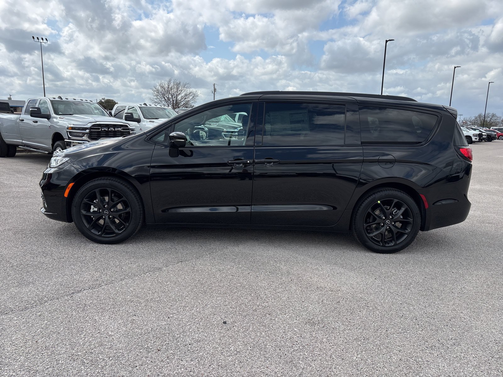 New 2026 Chrysler Pacifica Limited w/ S Appearance Package FWD image 2