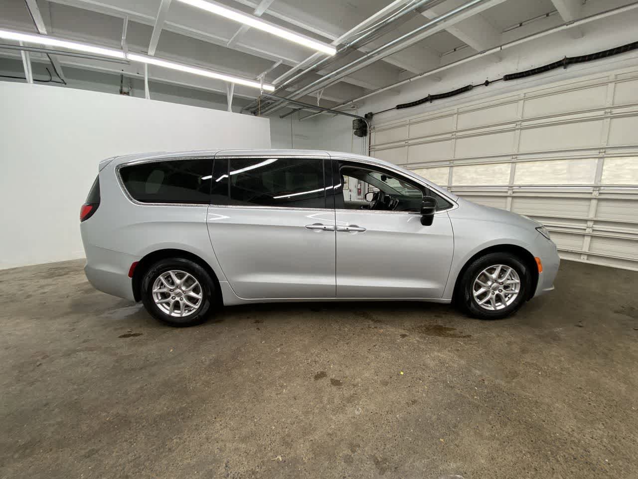 Used 2024 Chrysler Pacifica Touring-L FWD image 7