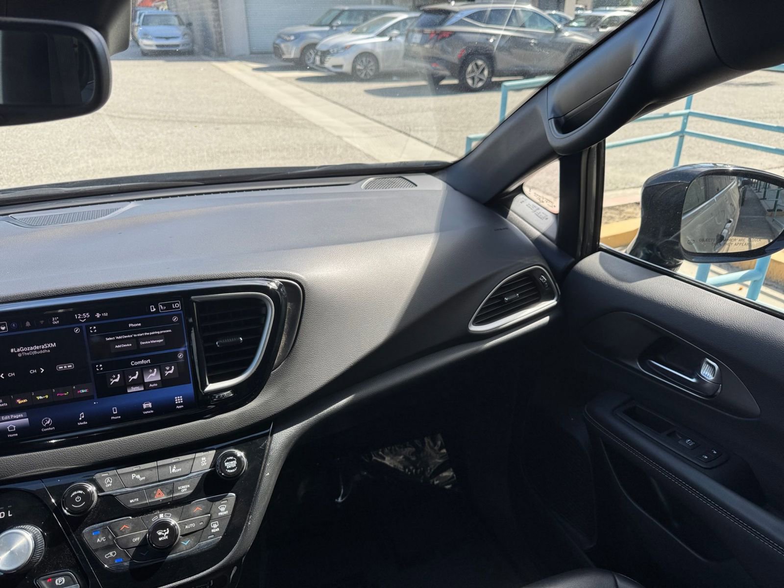 Used 2025 Chrysler Pacifica Select image 37