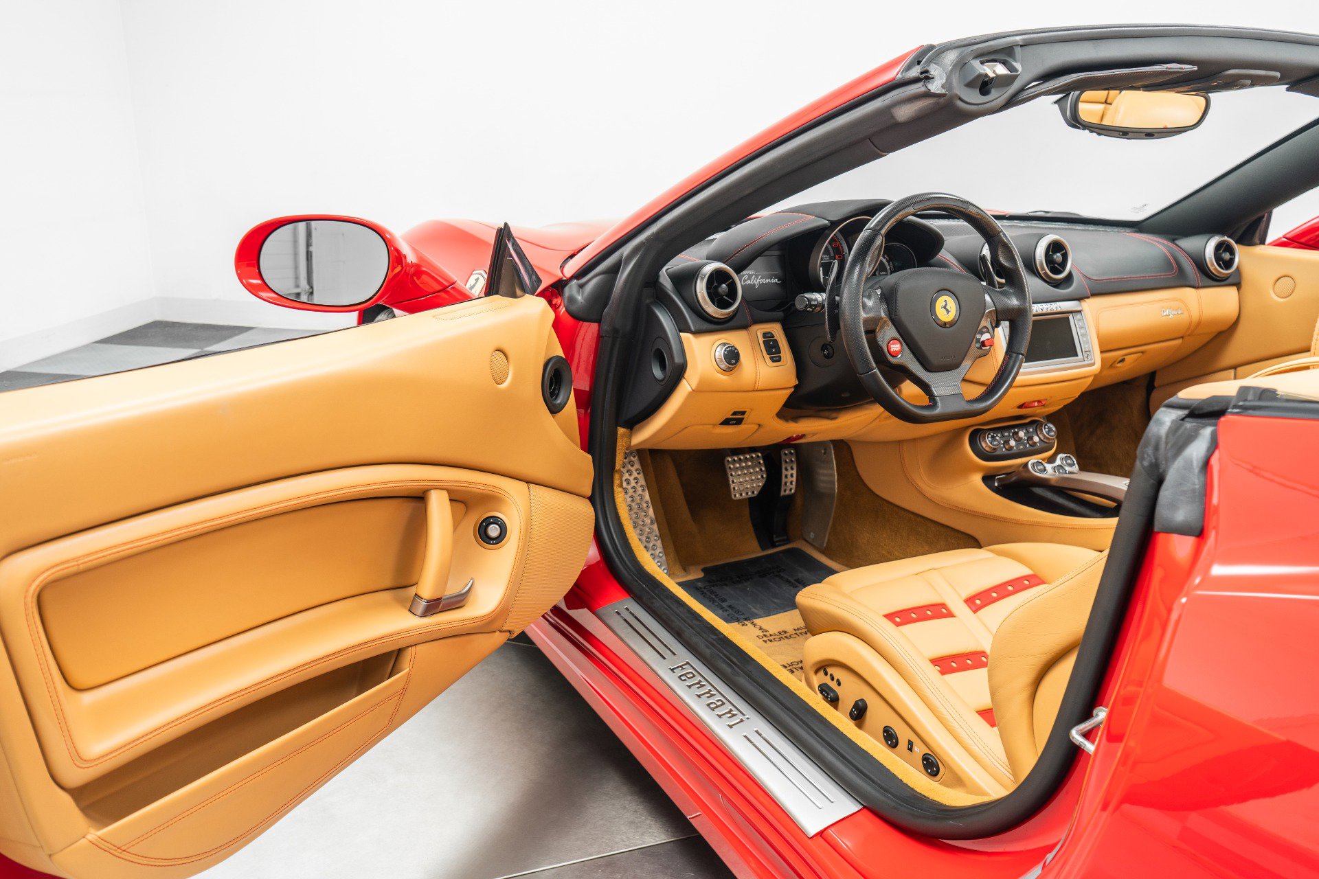 Used 2013 Ferrari California RWD image 23