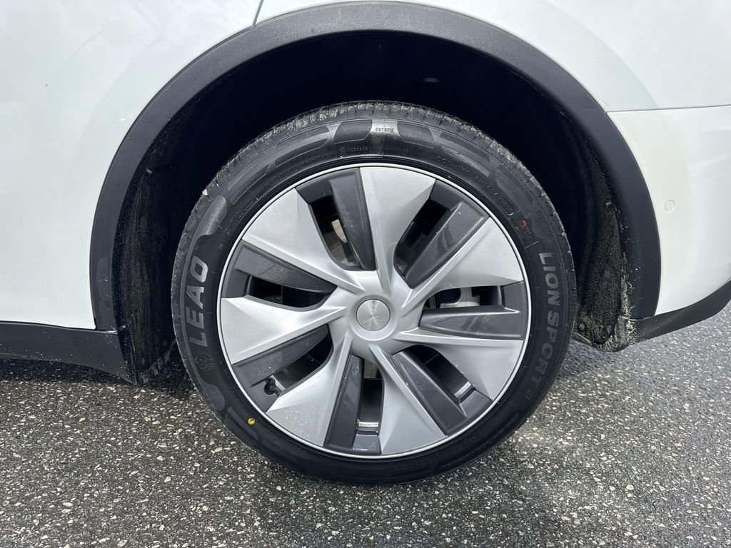 Used 2022 Tesla Model Y Long Range image 33