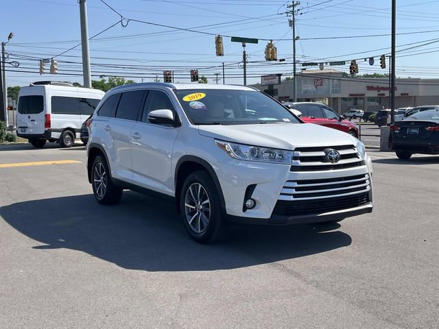 Used 2019 Toyota Highlander XLE AWD/4WD image 3