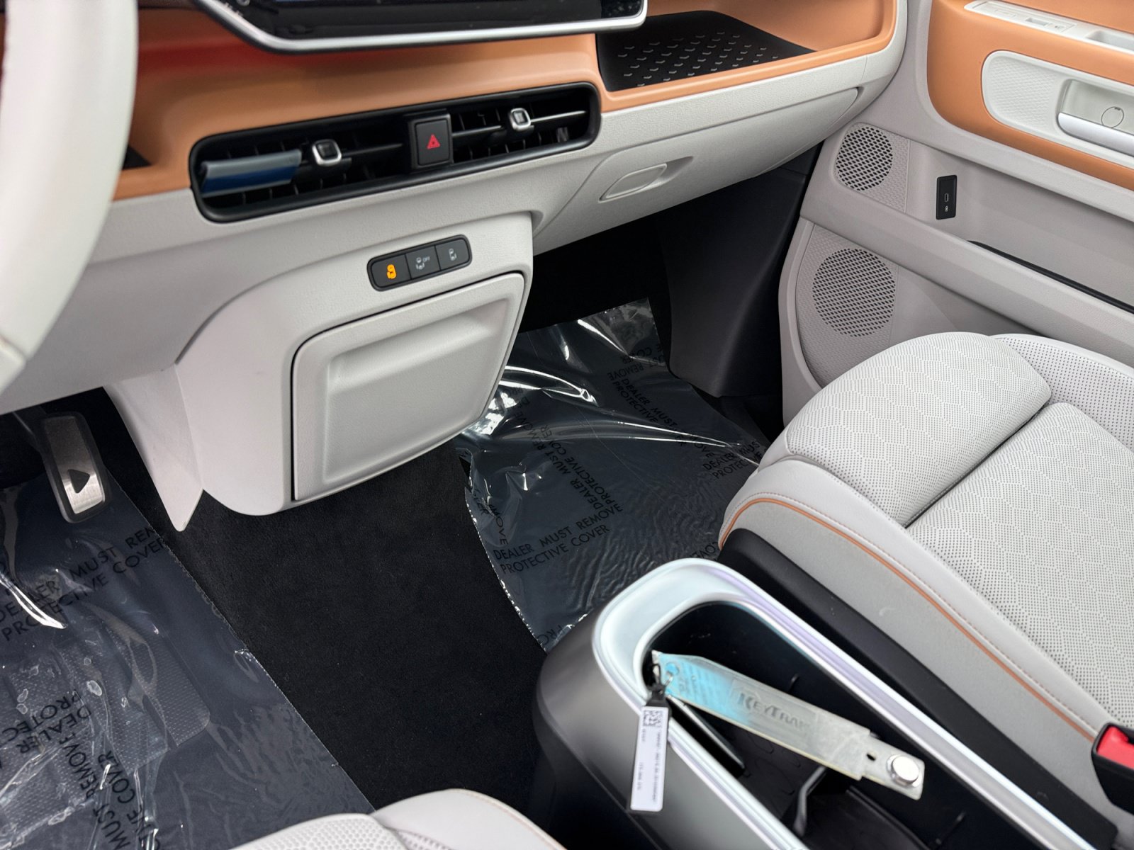 Certified 2025 Volkswagen ID. Buzz Pro S Plus AWD/4WD image 13