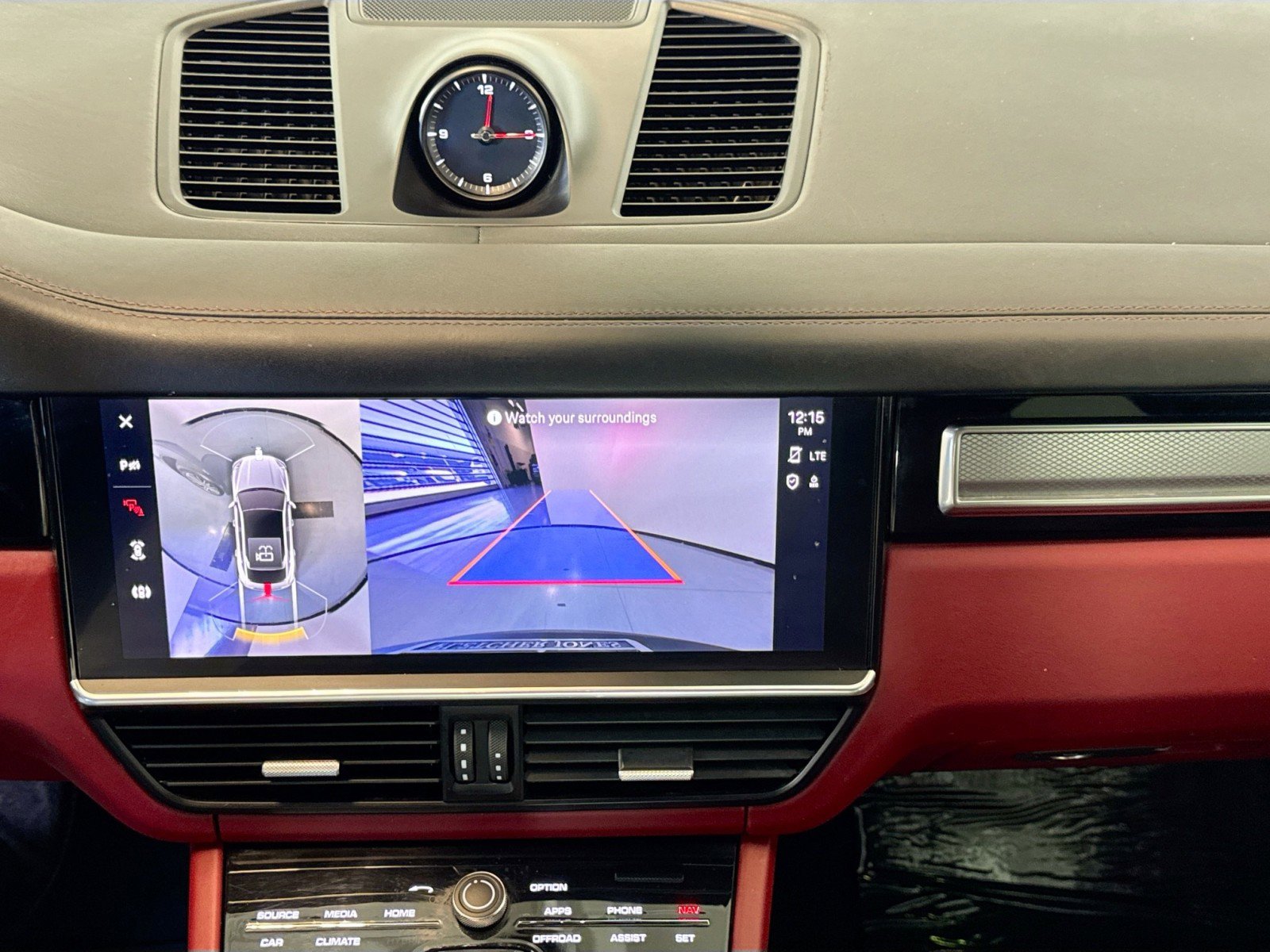 Used 2023 Porsche Cayenne Platinum Edition image 18