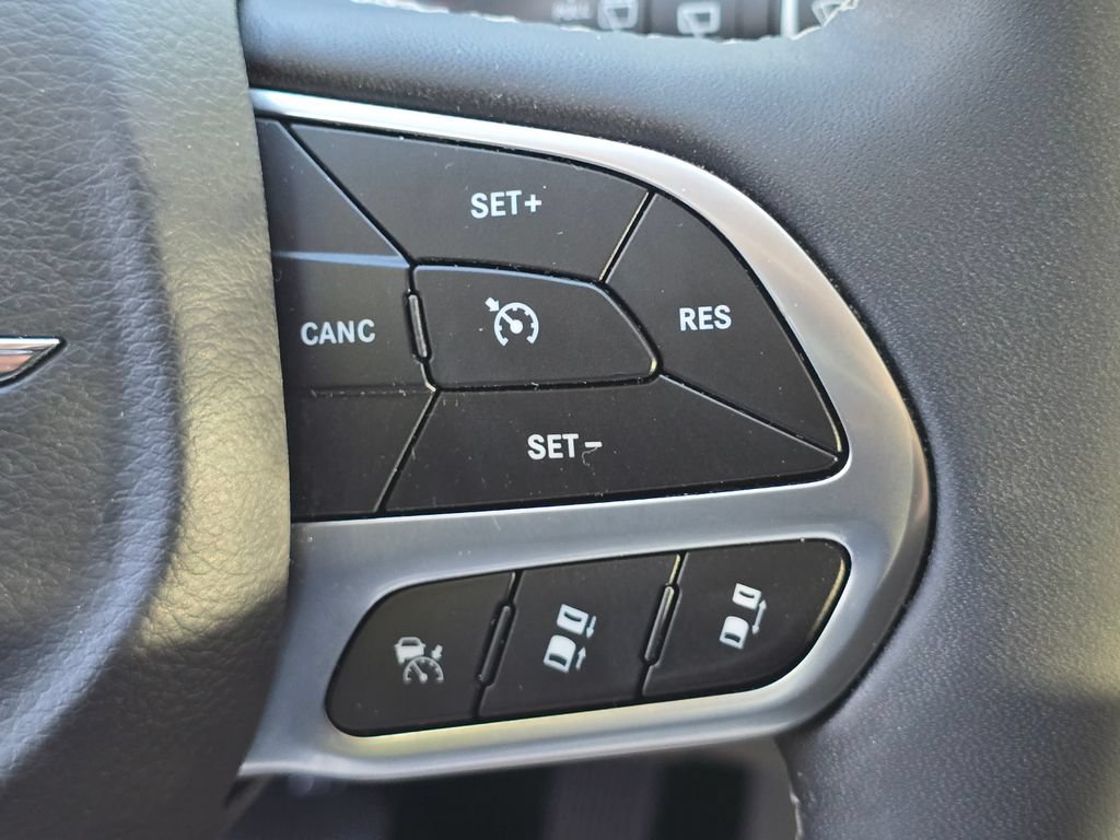 Used 2023 Chrysler Pacifica Limited FWD image 35