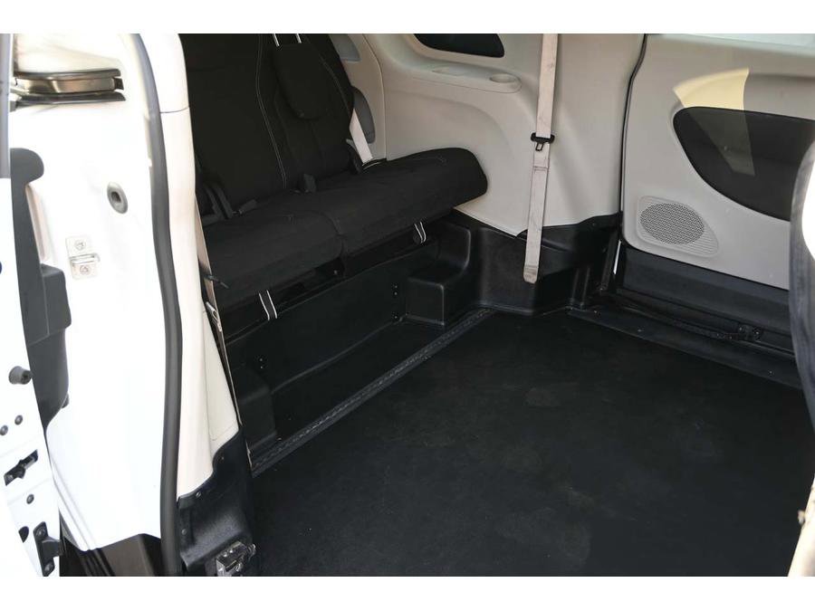 Used 2023 Chrysler Voyager LX image 18
