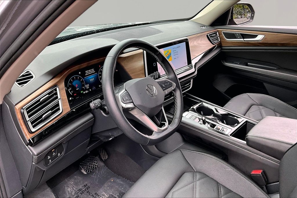 Used 2025 Volkswagen Atlas SE FWD image 12