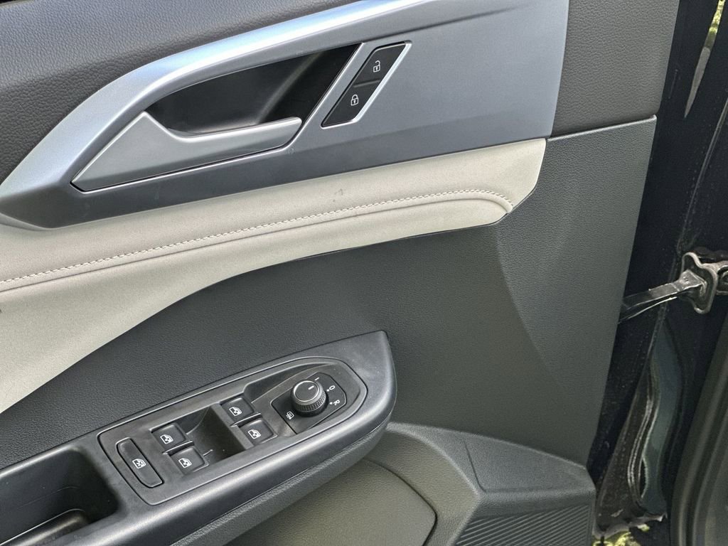 New 2025 Volkswagen Taos SE image 13