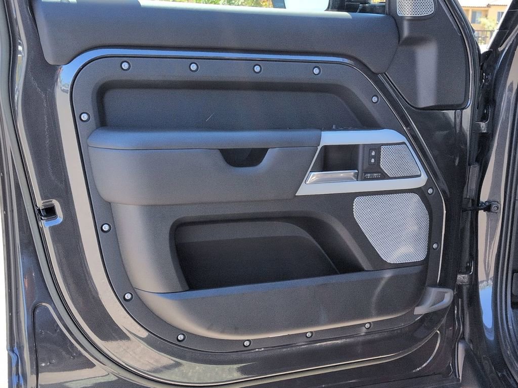 Used 2023 Land Rover Defender 130 SE image 13