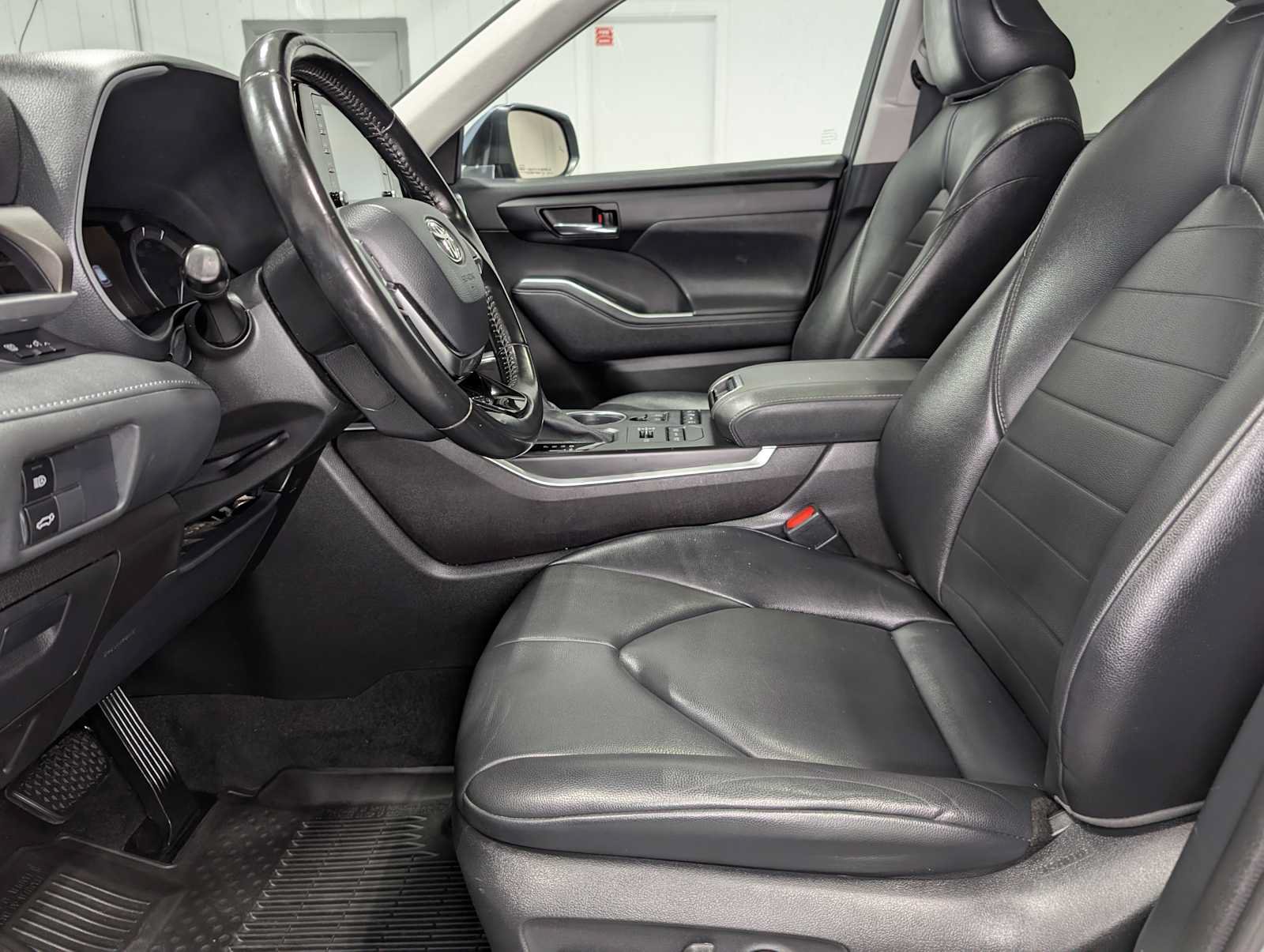 Used 2021 Toyota Highlander XLE AWD/4WD image 5