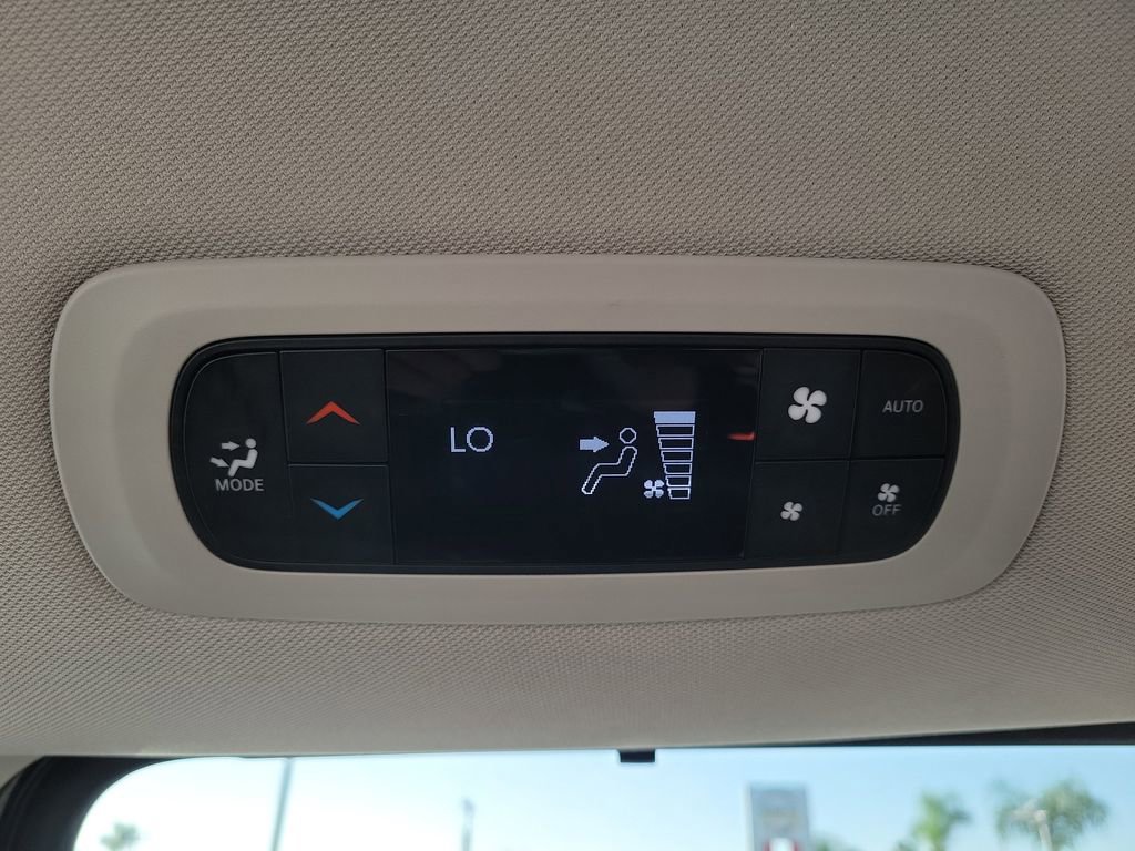 Used 2024 Chrysler Pacifica Touring-L image 23