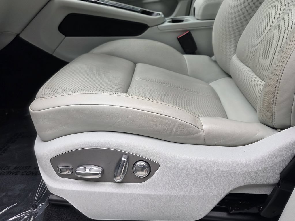 Certified 2023 Porsche Macan S AWD/4WD image 13