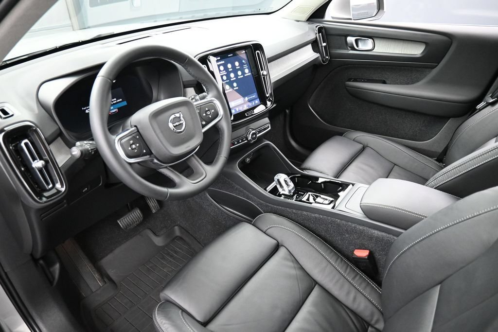 Used 2023 Volvo XC40 B5 Plus w/ Driver Assist Package AWD/4WD image 4