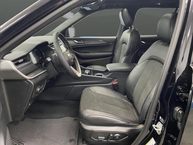 New 2025 Jeep Grand Cherokee Altitude image 4