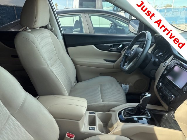 Used 2017 Nissan Rogue SV w/ SV Premium Package image 7