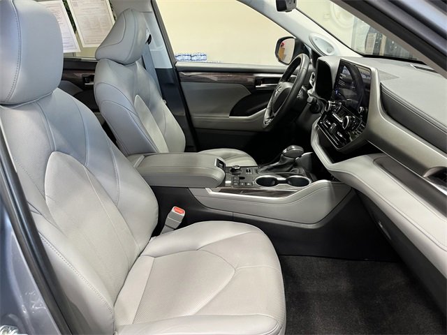 Used 2023 Toyota Highlander Limited image 13