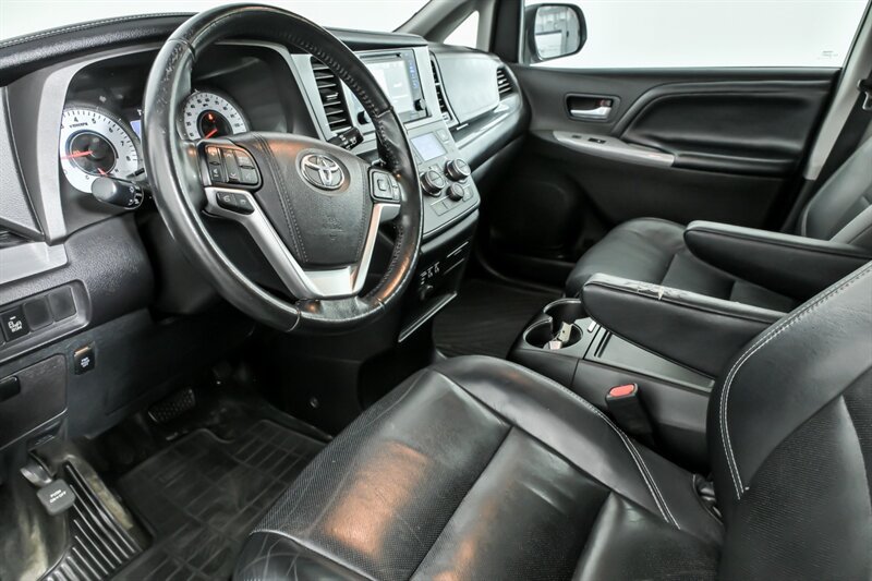 Used 2016 Toyota Sienna SE w/ SE Preferred Package FWD image 14