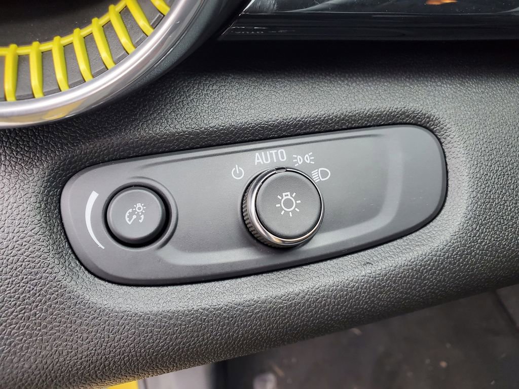 Used 2025 Chevrolet Trax ACTIV FWD image 11