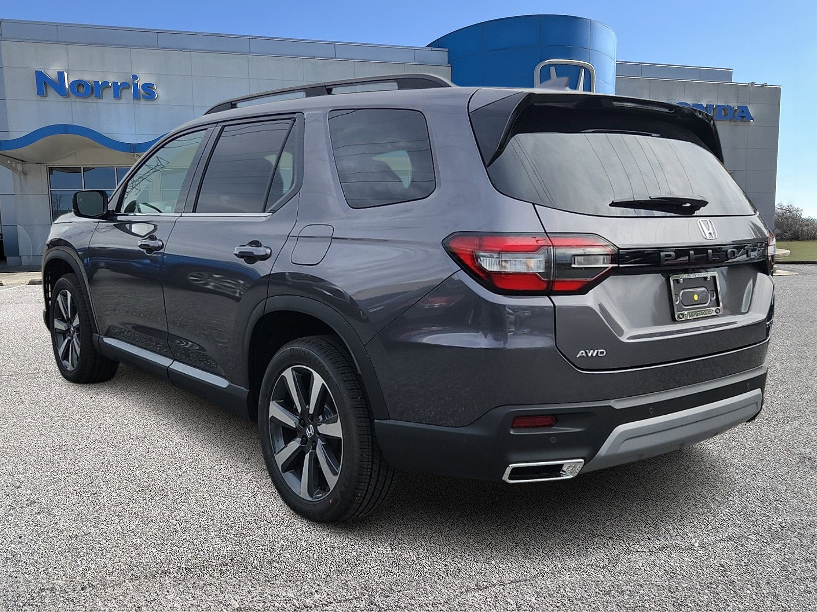 New 2025 Honda Pilot Touring image 3