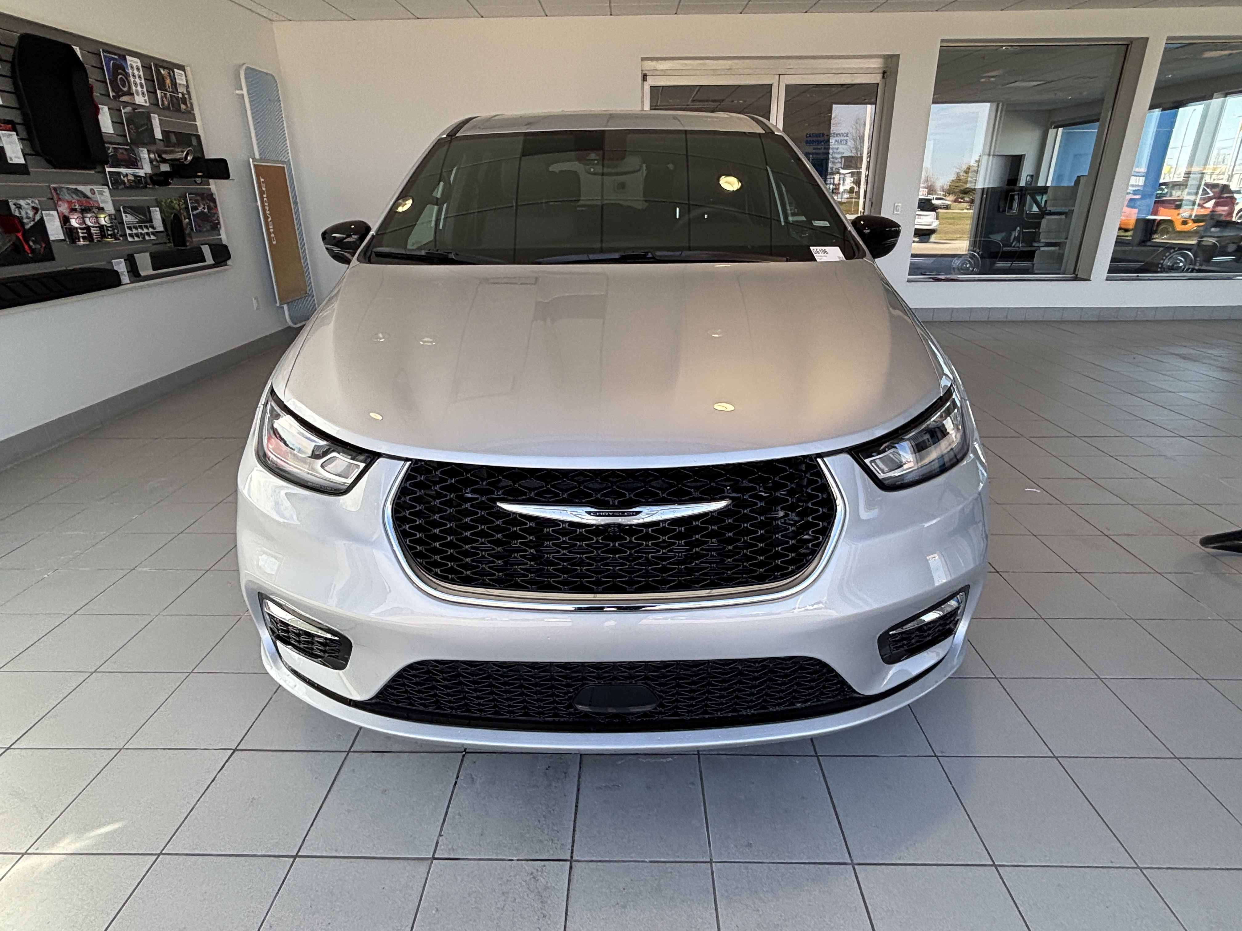 Used 2026 Chrysler Pacifica Select image 5