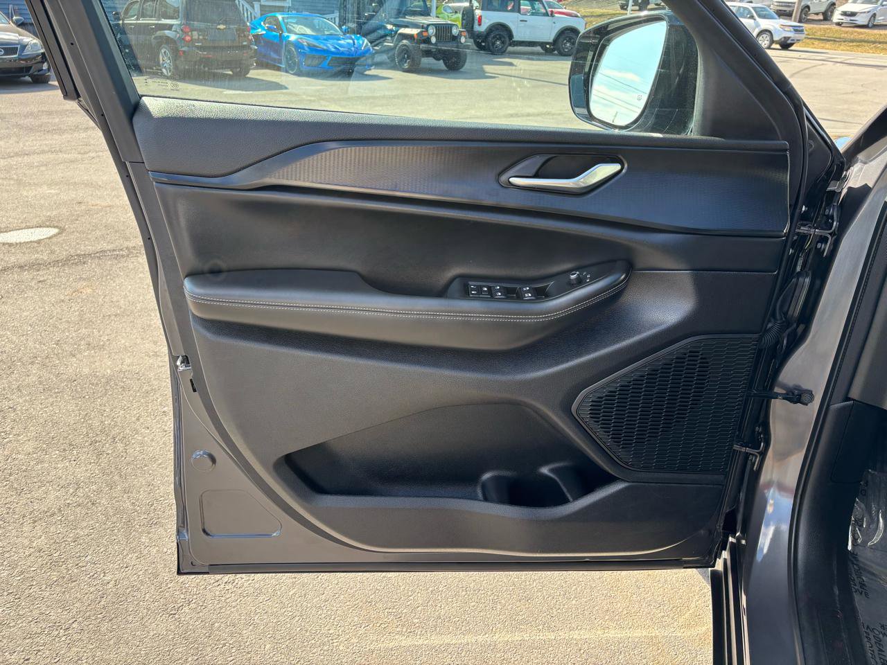 Used 2024 Jeep Grand Cherokee Altitude AWD/4WD image 13