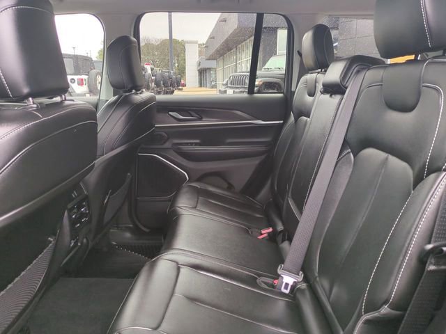 Used 2023 Jeep Grand Cherokee Limited w/ Black Appearance Package image 14