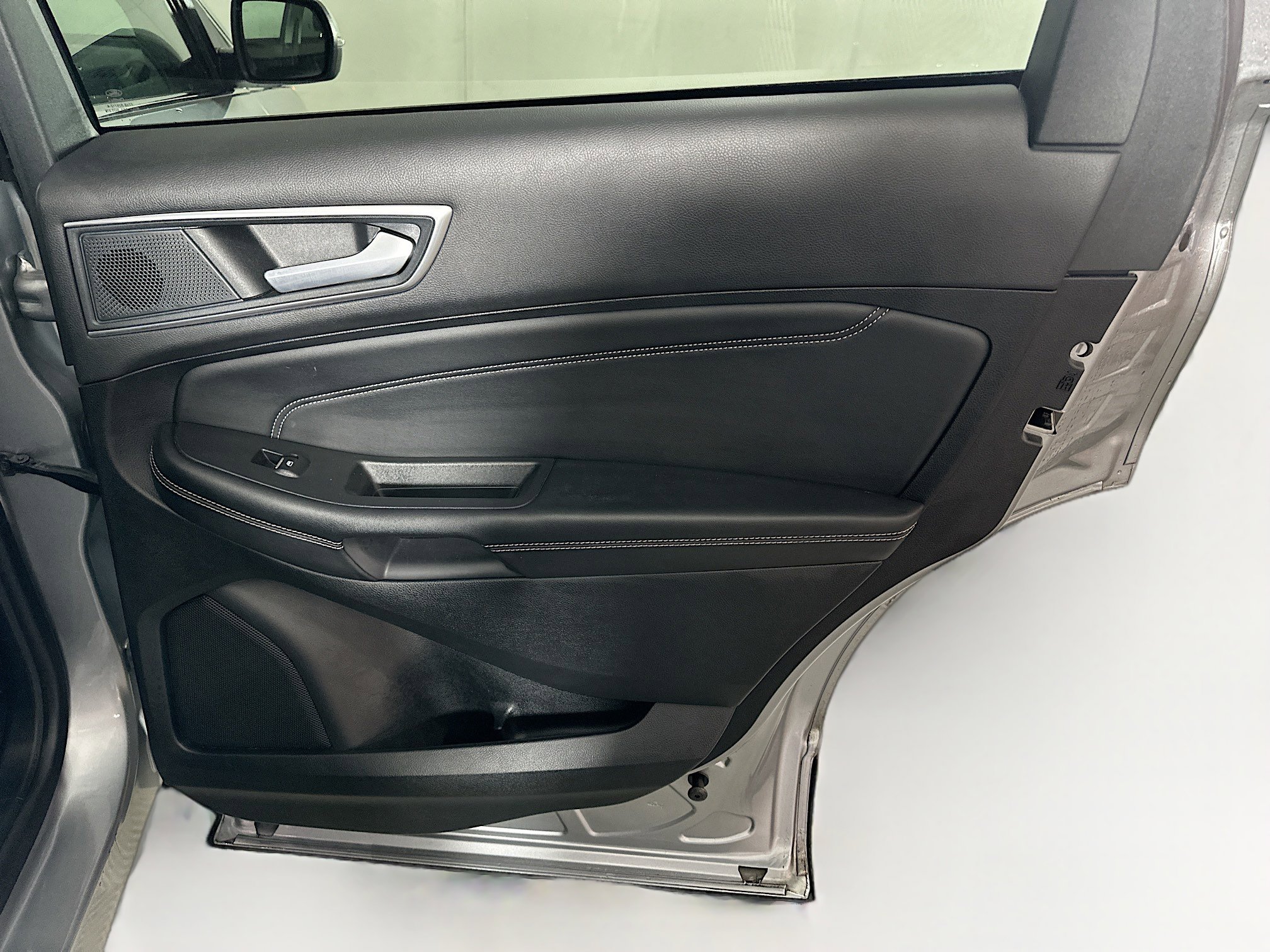 Used 2024 Ford Edge Titanium image 29