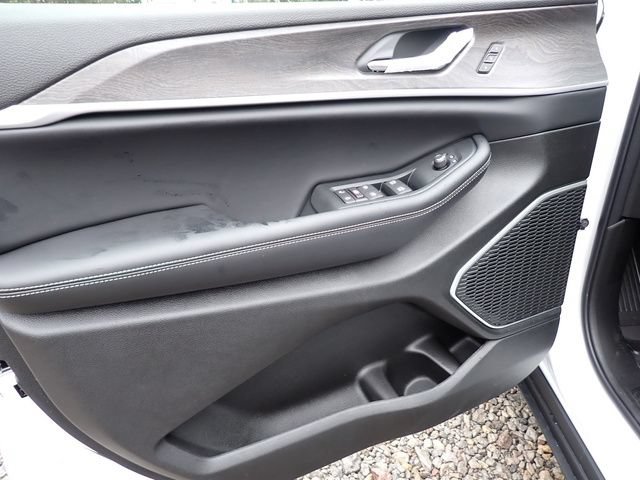 New 2025 Jeep Grand Cherokee Limited w/ Black Appearance Package AWD/4WD image 16