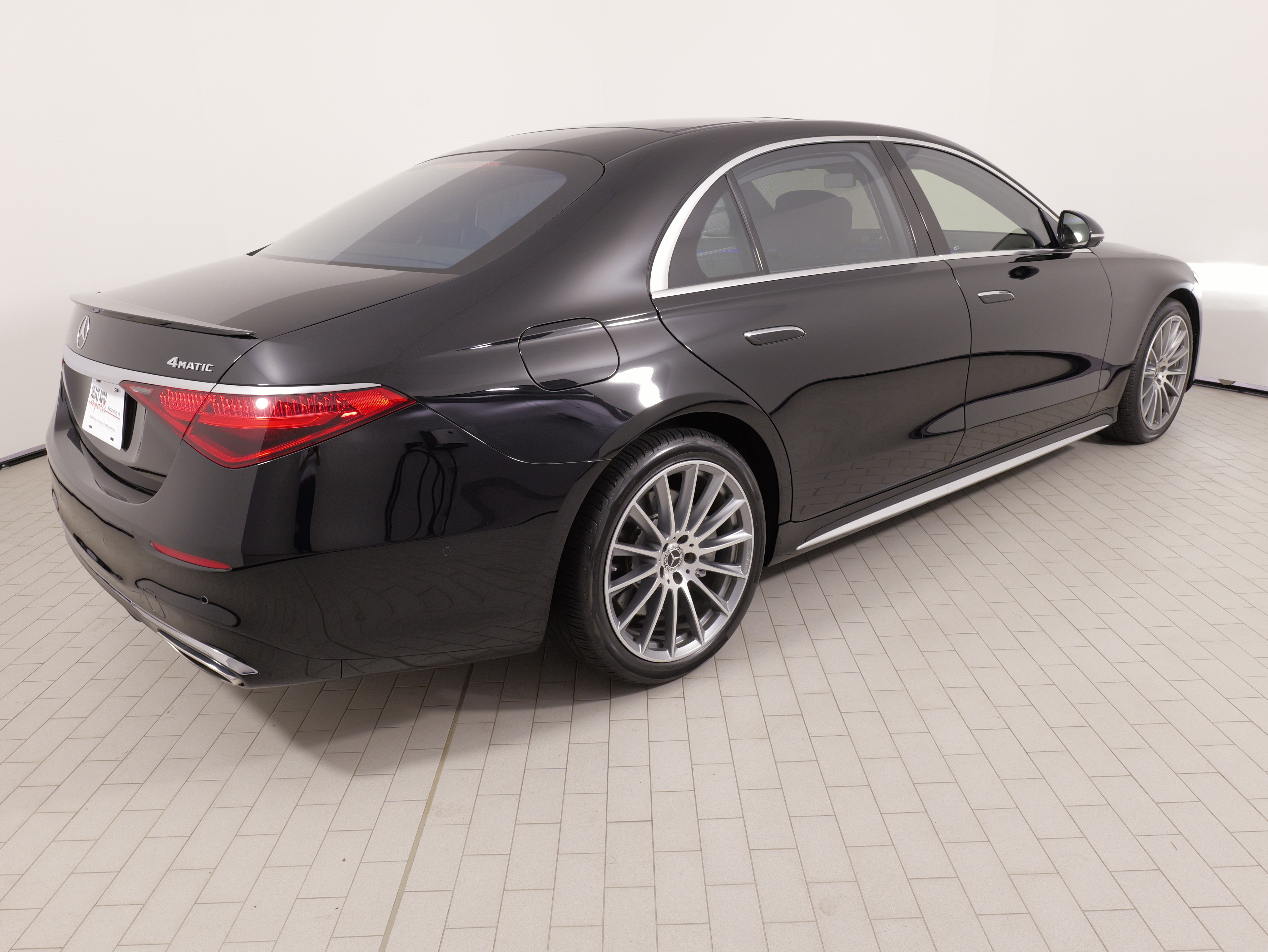 Used 2022 Mercedes-Benz S 500 4MATIC w/ AMG Line Package image 11