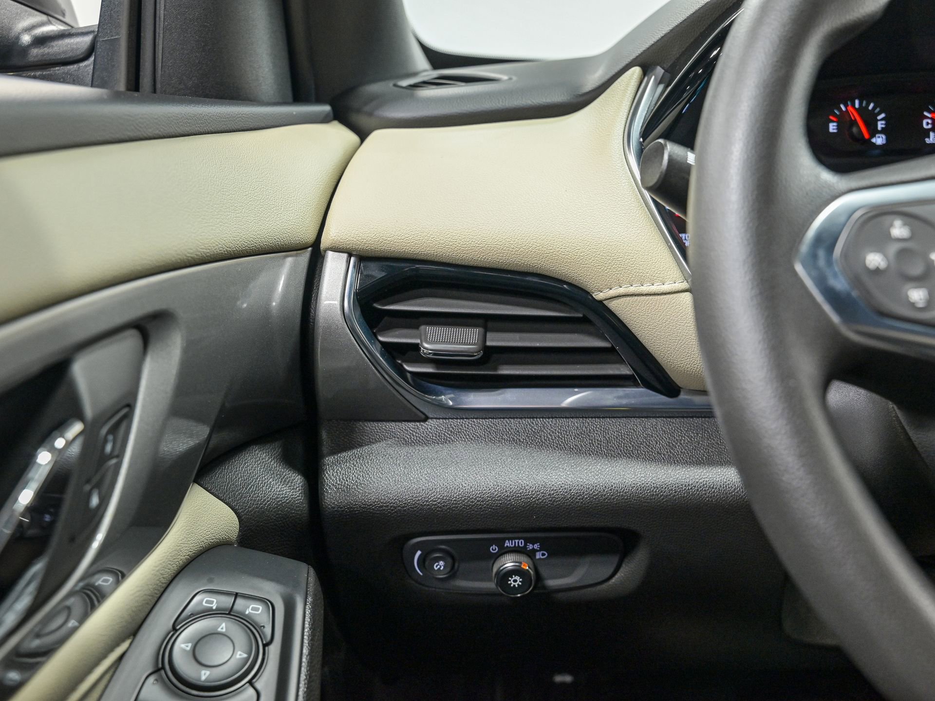 Used 2023 Chevrolet Traverse LS image 17