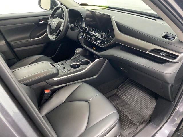 Used 2023 Toyota Highlander XLE image 31